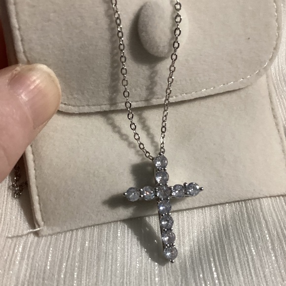 💋Gorgeous Brilliant Cut Zircon Cross Pendant on Silver Chain - Picture 13 of 17